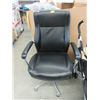 Image 1 : Office Chair - Store Return
