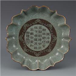 A GREY CRACKLE MELLOW SHAPED PLATE MING DYNASTY.