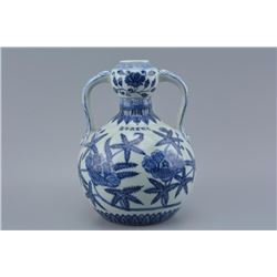 A BLUE & WHITE DOUBLE HANDLE VASE XUANDE MARK 14TH/C.