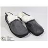 Image 1 : PAIR OF INDOOR SLIPPERS SIZE EU42-43