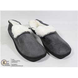 PAIR OF INDOOR SLIPPERS SIZE EU42-43