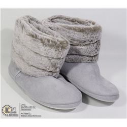 PAIR OF NEW WOMENS SNOW SHOES GREY SIZE SMALL