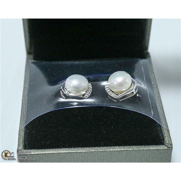PAIR OF FRESHWATER PEARL EARRINGS