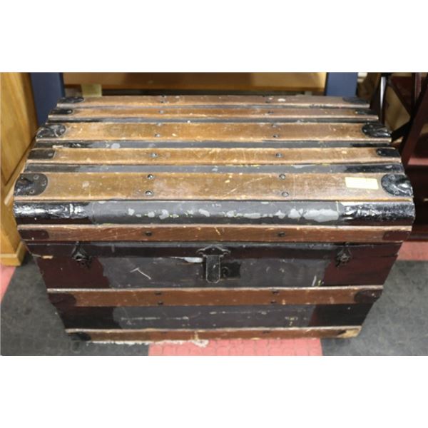 ANTIQUE STEAMER TRUNK WITH METAL