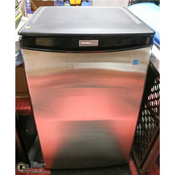 BLACK AND STAINLESS DANBY BAR FRIDGE, 21 X 21 X 33
