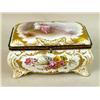 Image 2 : A POLYCHROME DECORATED PARCEL-GILT PORCELAIN FOOTED HINGED BOX