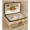 Image 4 : A POLYCHROME DECORATED PARCEL-GILT PORCELAIN FOOTED HINGED BOX
