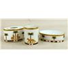 Image 1 : A THREE PIECE PORCELAIN BATHROOM SET