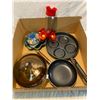 Image 1 : Lot pyrex, frying pans, pottery and bird feeder