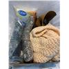 Image 1 : Linens and hat