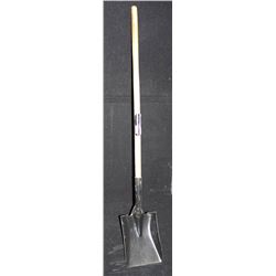 AURORA SQUARE POINT LONG WOODEN  HANDLE SHOVEL