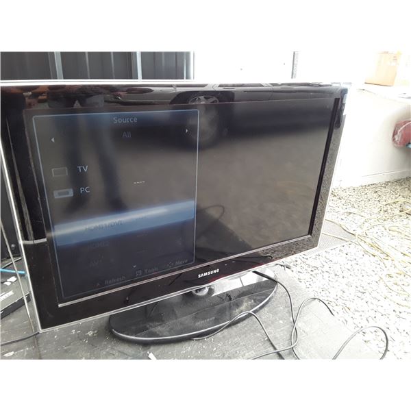 Samsung Flat Screen TV 32 Inch    Model LN32D450
