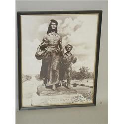 PHOTO PRINT OF THE FAMOUS PIONEER WOMAN BRONZE STATUE IN PON
