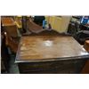 Image 2 : ANTIQUE 4 DRAWER DRESSER WITH GALLERY