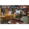 Image 3 : ANTIQUE 4 DRAWER VANITY WITH MIRROR