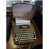 Image 1 : VINTAGE VOYAGER TYPEWRITER