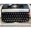 Image 2 : VINTAGE REMMINGTON PERFORMER TYPEWRITER