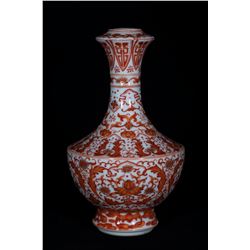 A Porcelain Alum Red With Gold Apinting Garlic Vase
