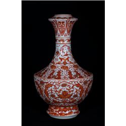 A Porcelain Alum Red With Gold Apinting Garlic Vase