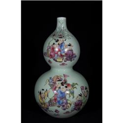 A Porcelain Grenameledn Glazed Famille Rose Gourd Vase