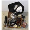 Image 1 : TRAY OF VINTAGE CAMERA EQUIPMENT