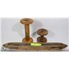 Image 1 : VINTAGE LOOM SHUTTLE AND 2 WOODEN SPOOLS