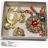 Image 1 : BOX OF ESTATE BROOCHES