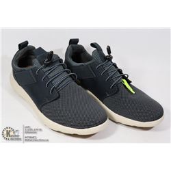 SIZE US 9.5 LACE UP SHOES