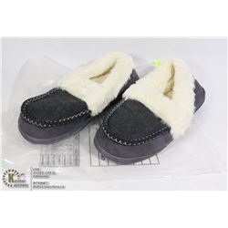 PAIR OF BLACK WOMENS INDOOR SLIPPERS SIZE EU 40/41