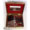 Image 1 : VINTAGE JEWEL BOX WITH MISC COSTUME JEWELRY