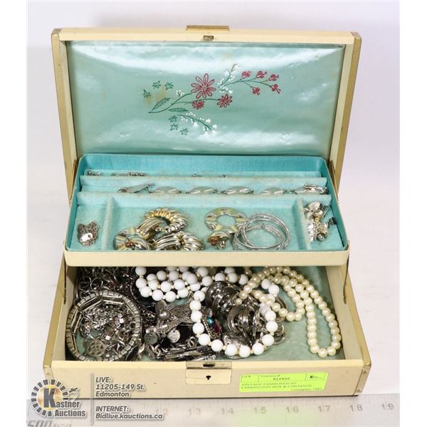 VINTAGE FASHIONED BY FARRINGTON BOX & CONTENTS