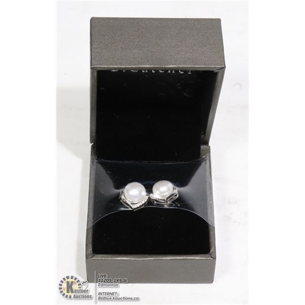 B. CATCHER PEARL EARRING SET