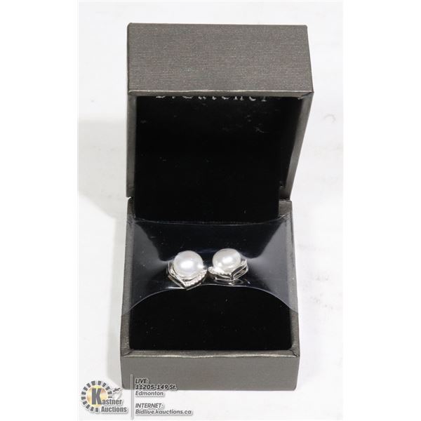 B. CATCHER PEARL EARRING SET