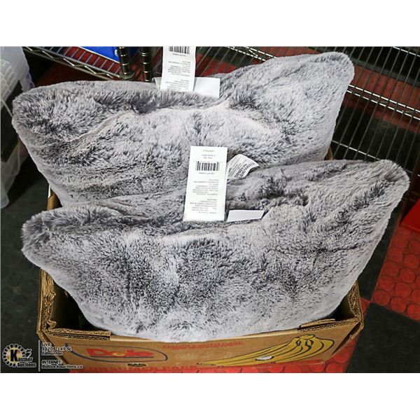 PAIR OF PLUSH SHOWHOME HOME DECOR PILLOWS