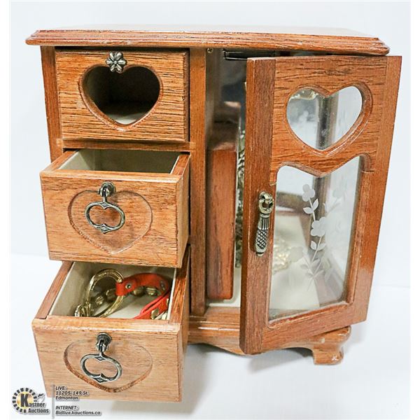 JEWELERY BOX WITH SOME JEWELERY