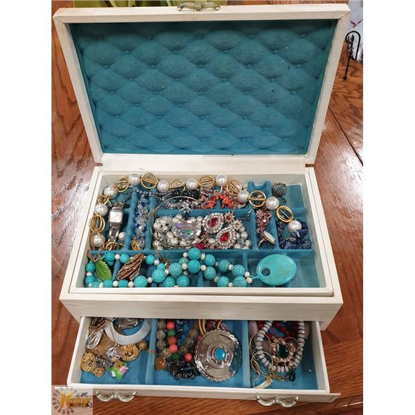 1970'S CREAM COLORED JEWELLERY BOX WITH CONTENTS