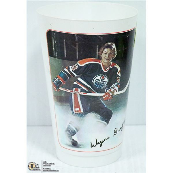 1980'S GRETZKY 7 UP PLASTIC COLLECTORS CUP