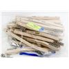 Image 1 : BAG OF SMALL WIRE BRUSHES, 1 LARGE WIRE BRUSH,