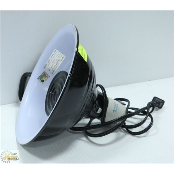 HEAT LAMP WITH BULB BLACK SHROUD