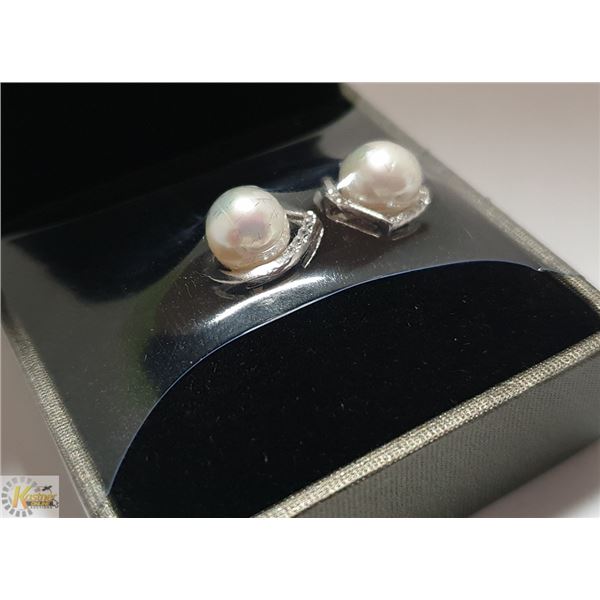 PAIR OF FRESHWATER PEARL EARRINGS
