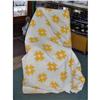 Image 1 : Vintage 1940s Yellow and Ivory Quilt #1555400