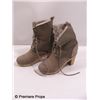 Image 4 : The Possession Stephanie (Kyra Sedgwick) Movie Costumes