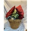 Image 1 : Basket of linens and clothing