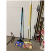 Image 1 : Mop and sponges