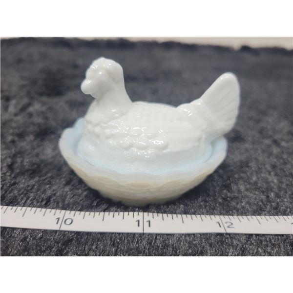 hen on nest small white no chips or cracks