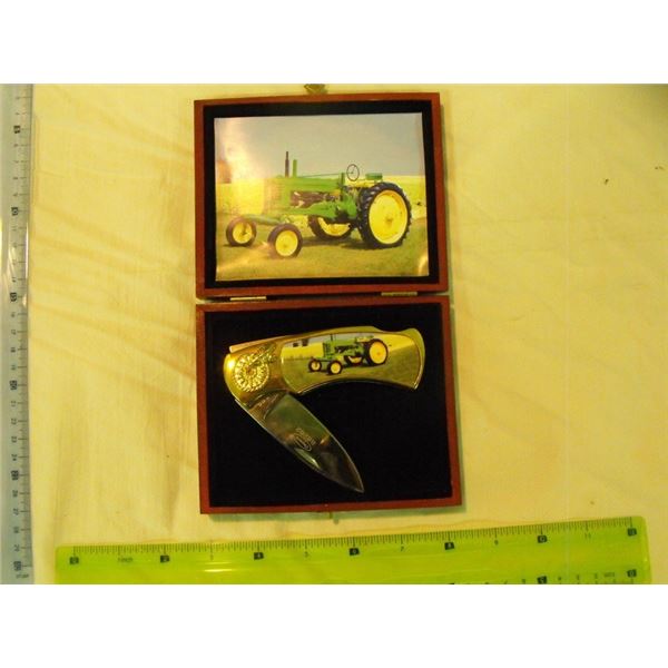 John Deere knife - in box