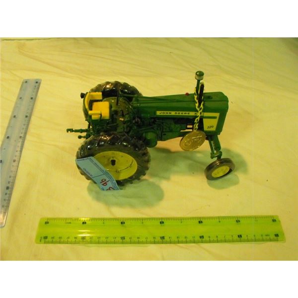 John Deere 70 1/16 model tractor ERTL, very detailed - has box
