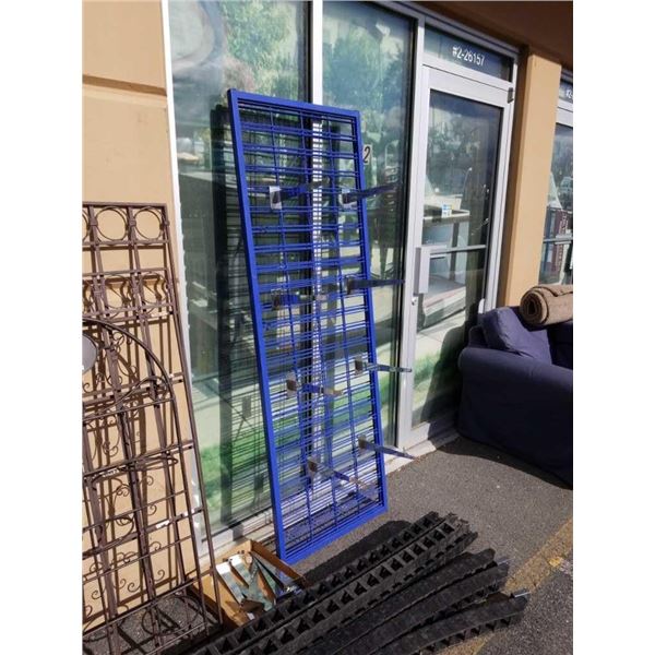 Two double gridwall panels and hooks