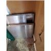 Image 2 : 4 stainless shelves