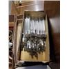 Image 4 : LOT OF SMALL SCISSORS, PAINTBRUSHES, OFFICE SUPPLIES AND COLLECTOR PLATE STANDS